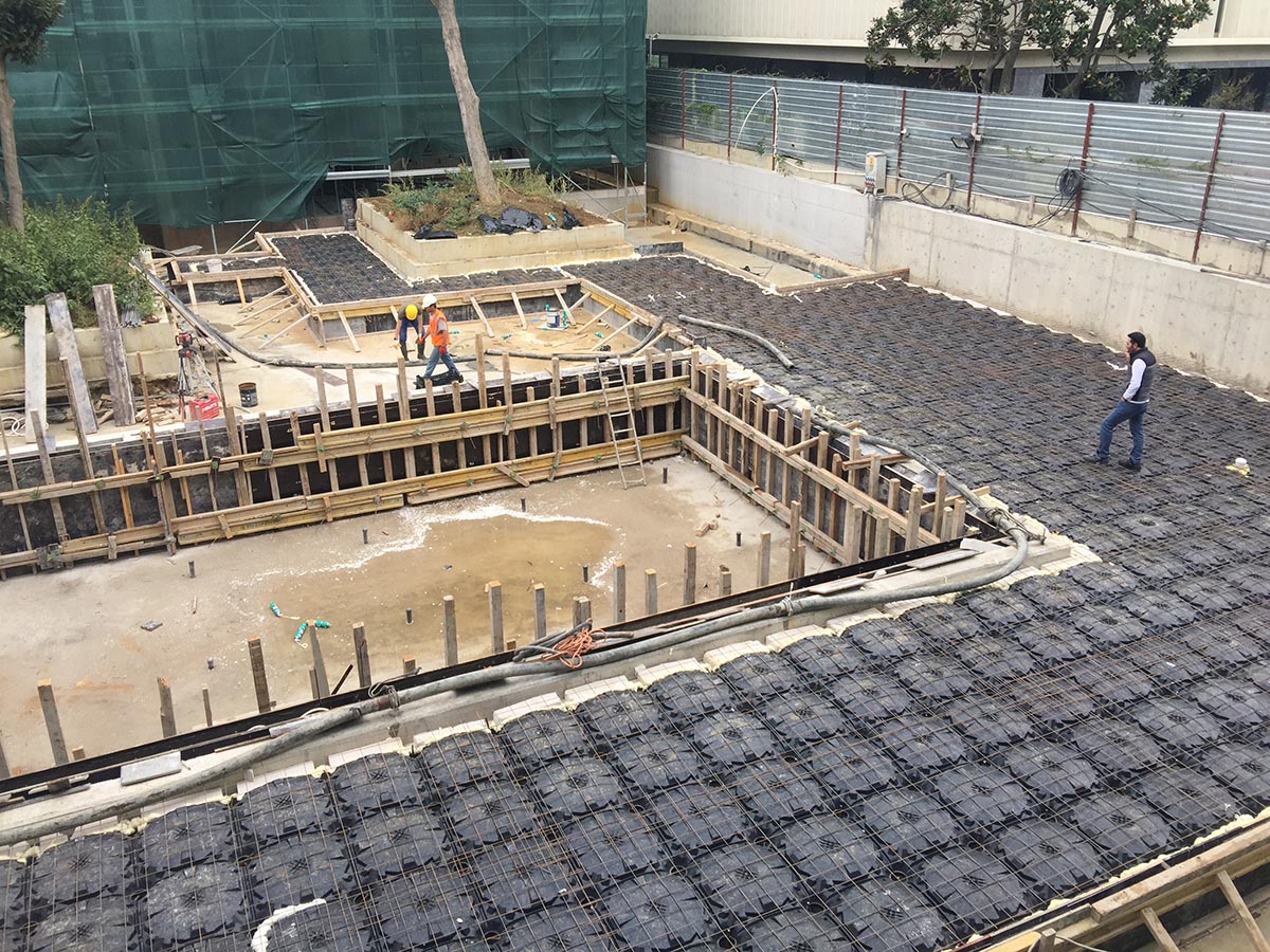 Şantiyede kör kalıp dizimi, donatı ve beton dökümü
